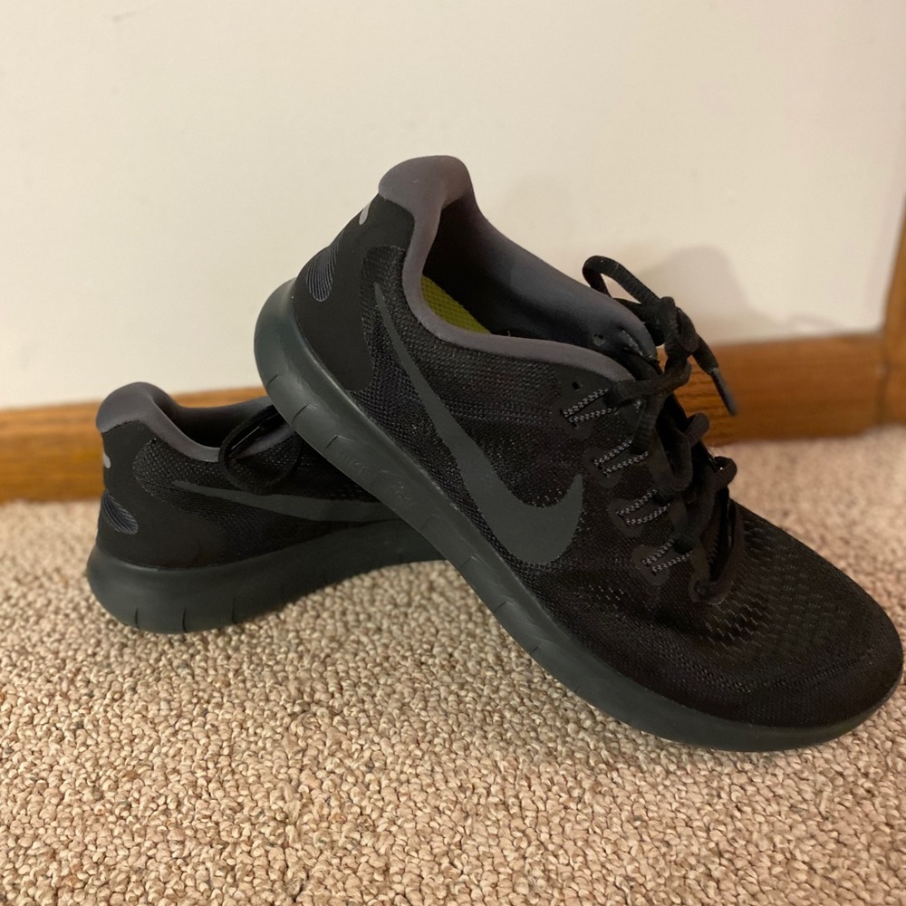 EUC Nike Free RN women’s 8.5 black - Picture 1 of 4